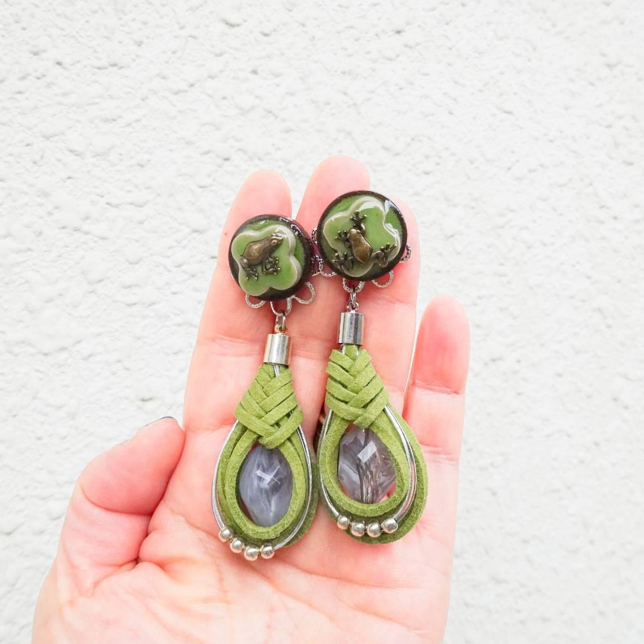 宇治抹茶チョコもっちな　アンティークゴールドのカエル　みどりの陶器＆みょうが結び ピアス   イヤリング1枚目の画像