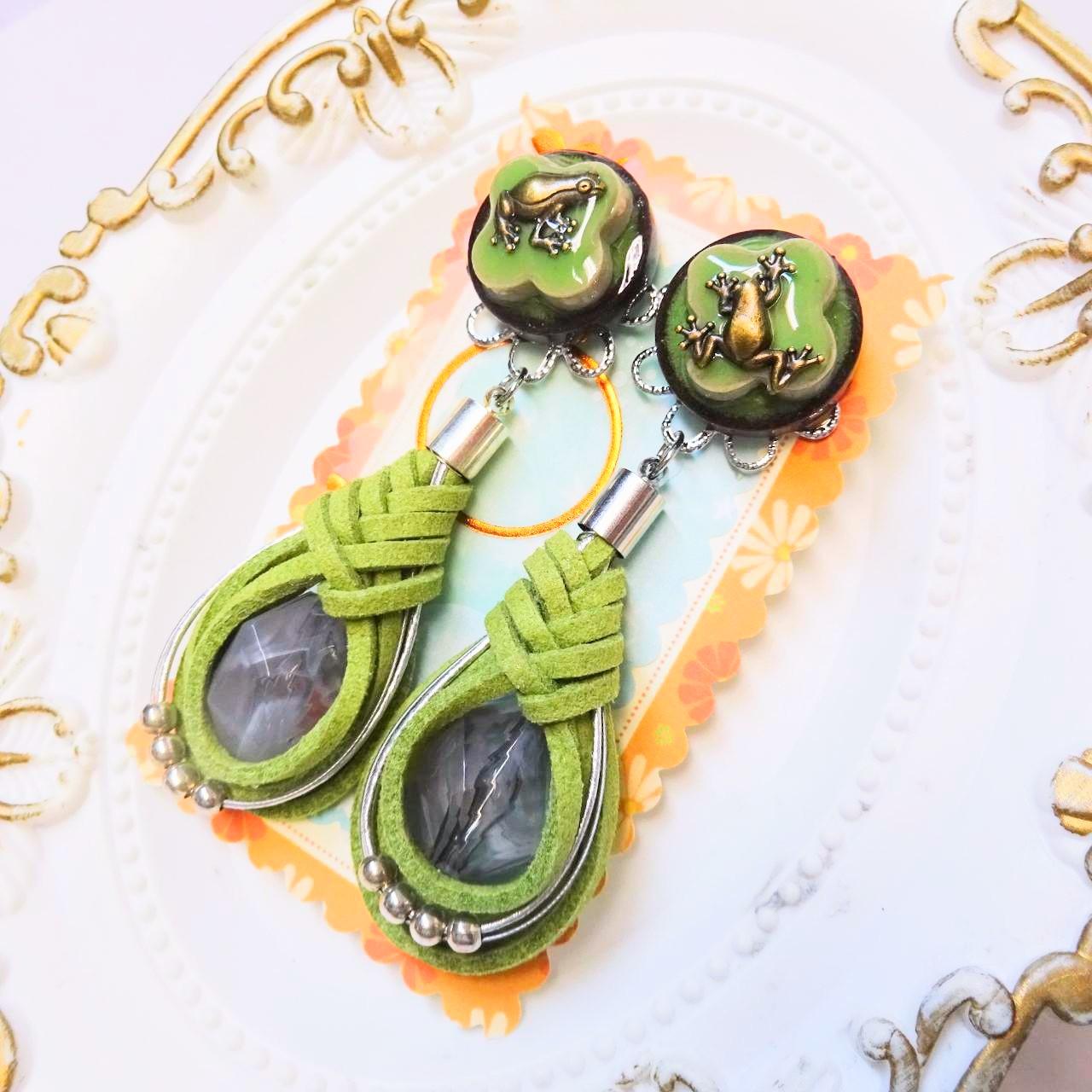 宇治抹茶チョコもっちな　アンティークゴールドのカエル　みどりの陶器＆みょうが結び ピアス   イヤリング | 3枚目