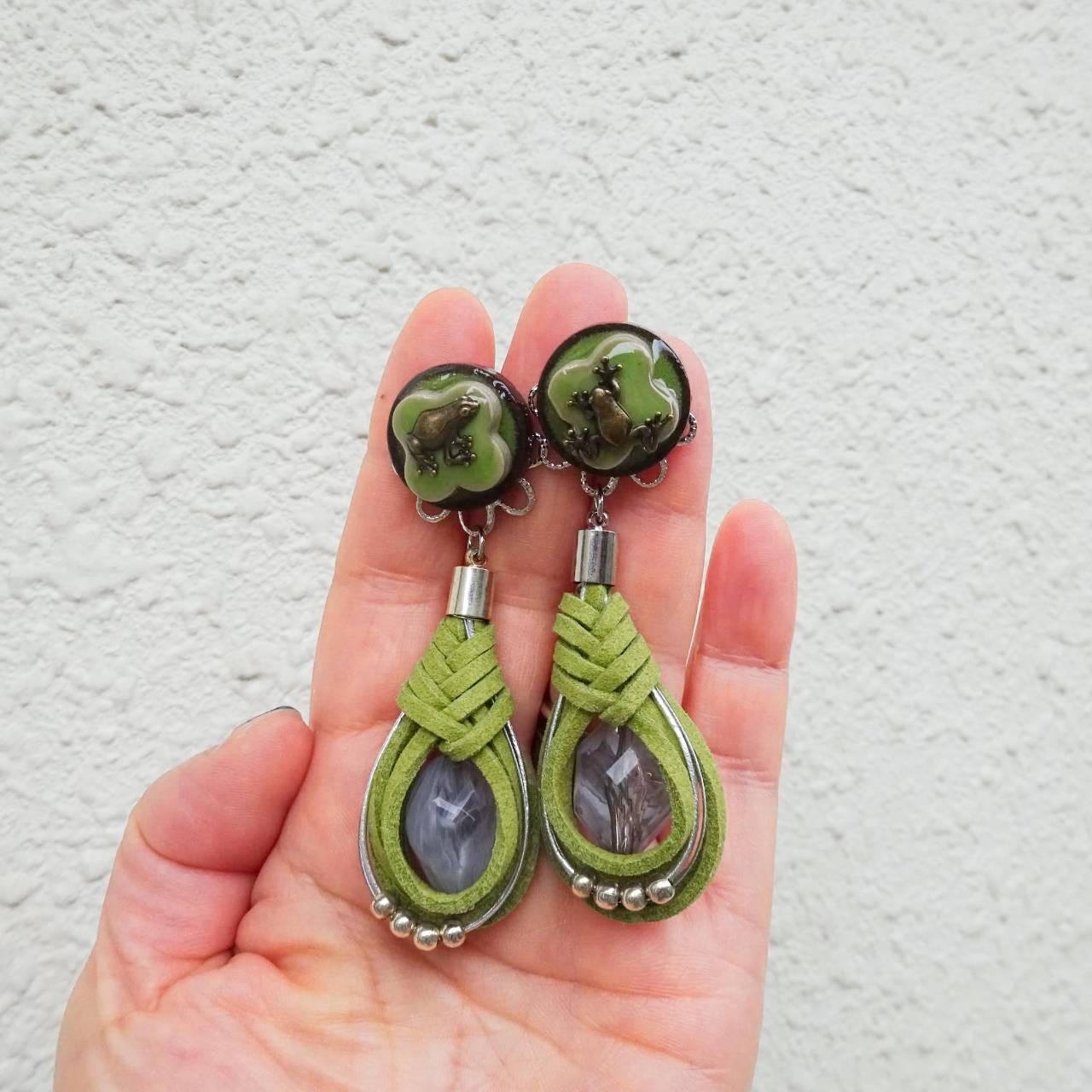 宇治抹茶チョコもっちな　アンティークゴールドのカエル　みどりの陶器＆みょうが結び ピアス   イヤリング | 4枚目
