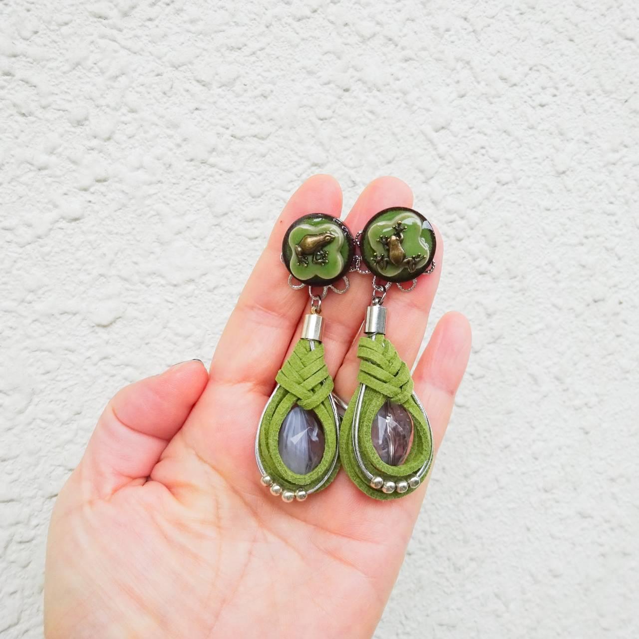 宇治抹茶チョコもっちな　アンティークゴールドのカエル　みどりの陶器＆みょうが結び ピアス   イヤリング | 7枚目