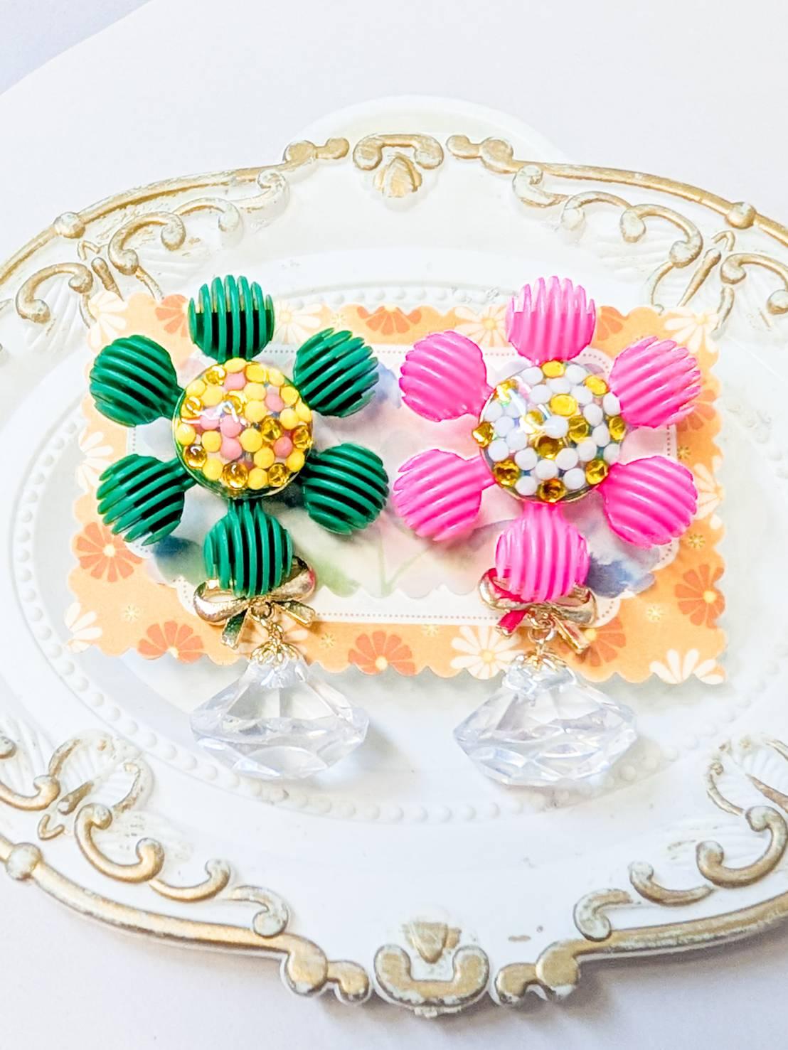 ピンク＆グリーンのクリスタルジュエルブロッサム　ピアス　イヤリング　　花　フラワー　宝石